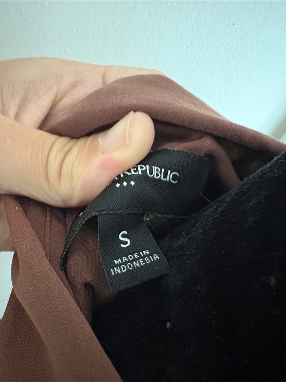 Banana Republic Sleeveless Button-Front Blouse in Terracotta - Picture 3 of 6